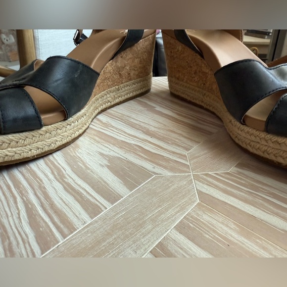 UGG|Cloverdale Espadrille Wedge Sandal in black & tan •••Beachy & Boho Size 9 - Picture 11 of 16